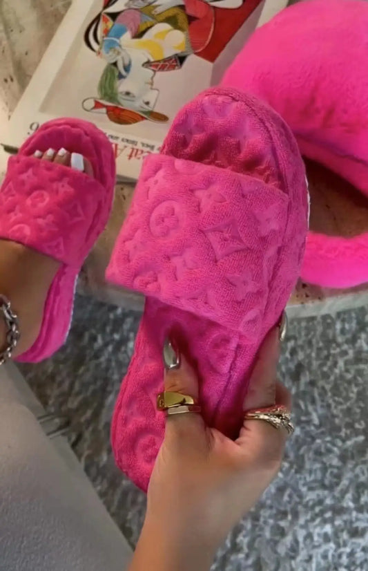 Luxe Plush Velvet Slippers, where style and comfort meet in perfect harmony.